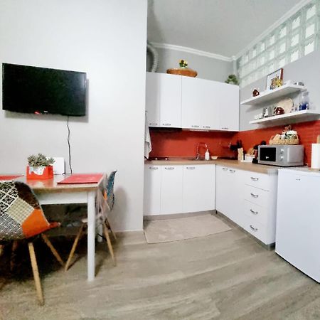 Nevila'S Apartment Тирана Екстер'єр фото
