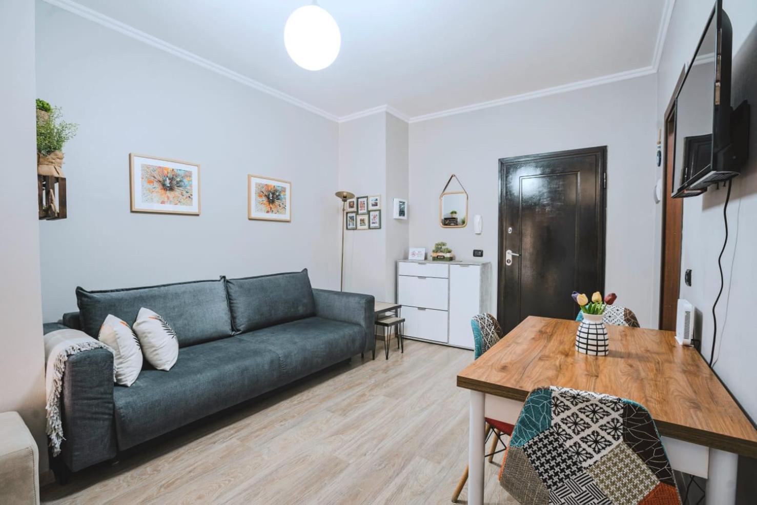 Nevila'S Apartment Тирана Екстер'єр фото